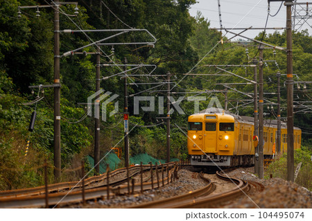 JR115 series DC train going through S-curve 104495074