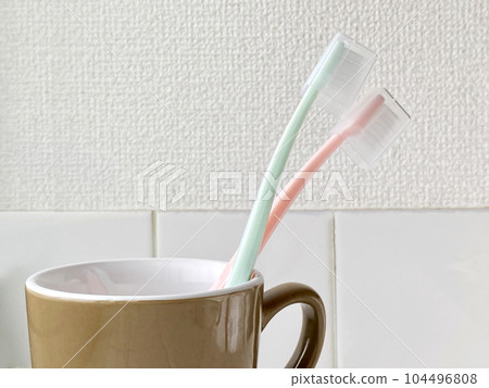 杯子裡有一個盒子裡的兩支牙刷 104496808