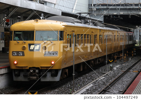Sanyo Main Line 117 series train (Chugoku area color) 104497249