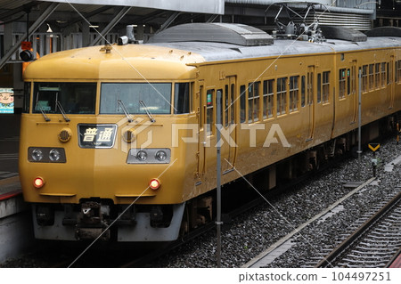 Sanyo Main Line 117 series train (Chugoku area color) Sanyo Main Line 117 series train (Chugoku area color) 104497251