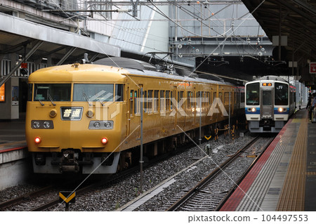 [JR-W] Sanyo Main Line 117 series and 213 series trains 104497553