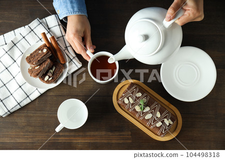 Concept of delicious sweet food - cake roll 104498318