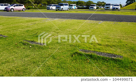 一輛汽車停在草地停車場 104499071