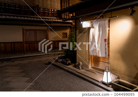 Entrance of a luxury restaurant in Pontocho, Kyoto Entrance of a luxury restaurant in Pontocho, Kyoto 104499095