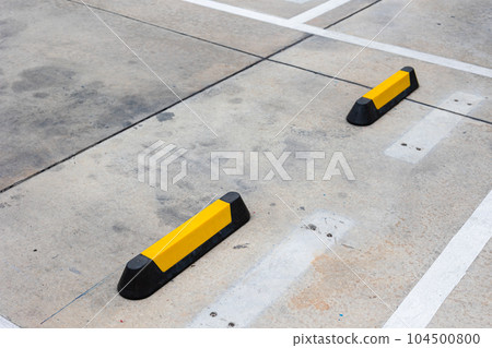 Rubber Parking Road Block Parking Curb, Wheel Stop Stoppers with Yellow Reflective Stripes for parking lots. Rubber Parking Road Block Parking Curb, Wheel Stop Stoppers with Yellow Reflective Stripes for parking lots. 104500800