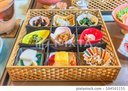 [國內] 傳統的日式早餐，由小盤中的一組蔬菜組成。 104501155