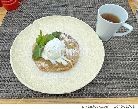 Hot pear pie with vanilla ice cream 104501761