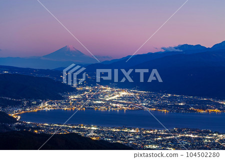 長野縣 / 從高博地高原眺望富士山和諏訪湖街景的美麗夜景 長野縣 / 從高博地高原眺望富士山和諏訪湖街景的美麗夜景 104502280