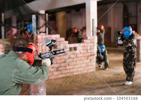 Players are targeting in opponents from cover in battlefield. 104503188