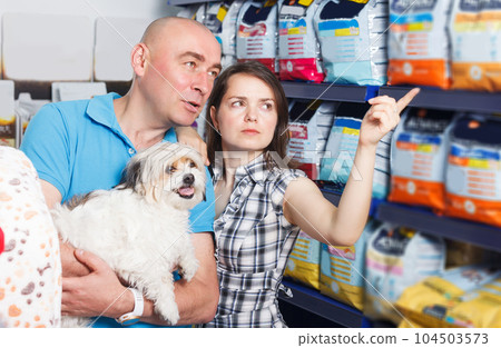 couple with dog buying dry food couple with dog buying dry food 104503573