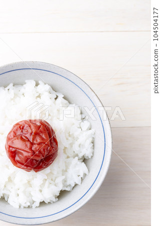 Sour and delicious umeboshi and rice 104504177