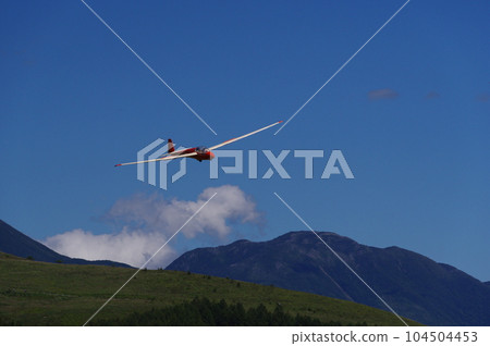 飛越霧峰高原的滑翔機 飛越霧峰高原的滑翔機 104504453
