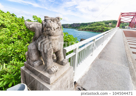 伊計島大橋的風獅和海 104504471