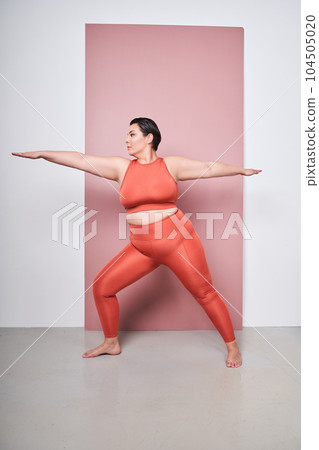 Vertical view of the overweight woman training in sportswear 104505020