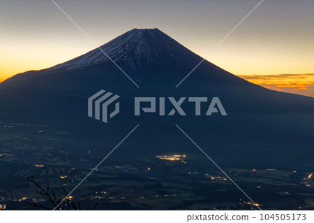 Mt. Fuji at dawn seen from the Asagiri Plateau/Kenashi mountain ridgeline 104505173