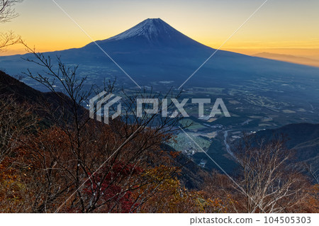 從朝霧高原/毛無山脊線看到的黎明富士山 104505303