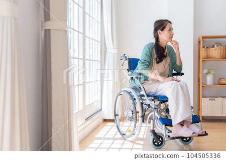 Senior woman on a wheelchair at home (nursing care / welfare) 104505336