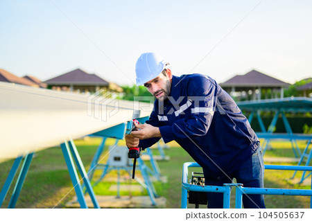 Solar panel station, Engineer installing solar panel at solar energy farm field 104505637