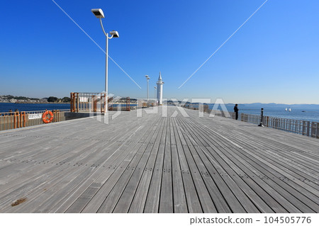 與藍天、廣闊的大海相映成趣的白色燈塔 104505776