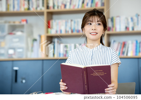 在圖書館學習的年輕女子 104506095