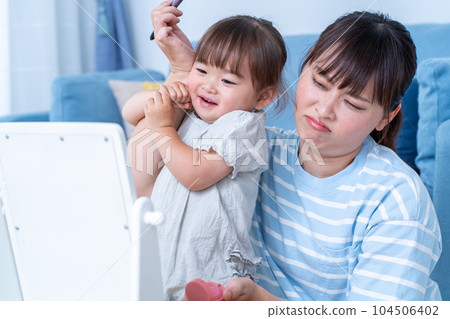 媽媽一邊帶孩子一邊化妝 104506402