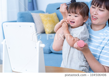 Mom doing makeup while raising a child 104506406