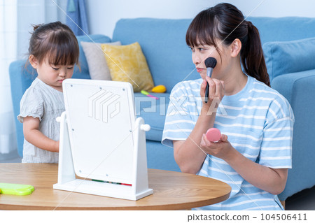 媽媽一邊帶孩子一邊化妝 104506411