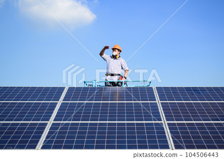 Solar panel station, Engineer installing solar panel at solar energy farm field 104506443