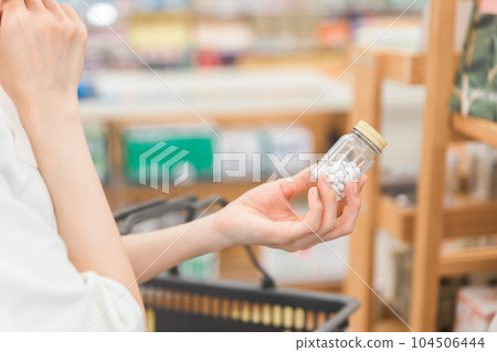 在藥房、藥店或便利店購物的女性 在藥房、藥店或便利店購物的女性 104506444