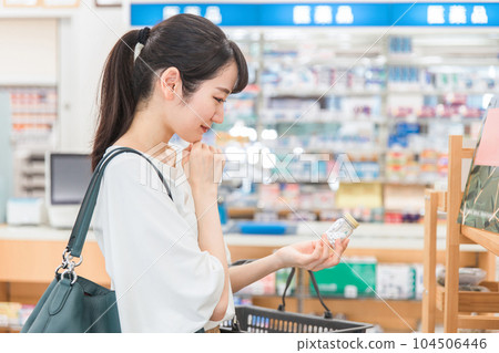 在藥房、藥店或便利店購物的女性 在藥房、藥店或便利店購物的女性 104506446