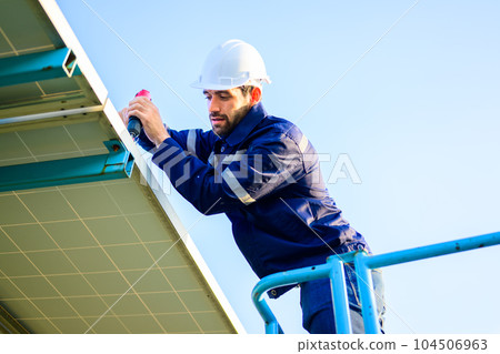 Solar panel station, Engineer installing solar panel at solar energy farm field 104506963