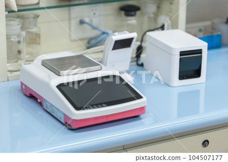 協調藥房配藥室的機器 協調藥房配藥室的機器 104507177