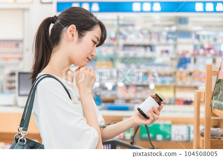 在藥房、藥店或便利店購物的女性 104508005