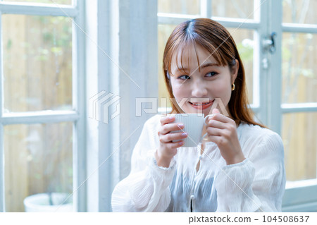 Z世代女性在窗邊喝咖啡 104508637