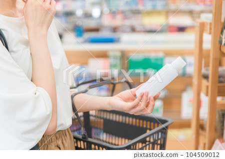 A woman shopping for cosmetics/cosmetics at a pharmacy/drug store/convenience store A woman shopping for cosmetics/cosmetics at a pharmacy/drug store/convenience store 104509012