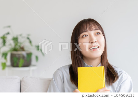 讀一本書的年輕女子 讀一本書的年輕女子 104509135