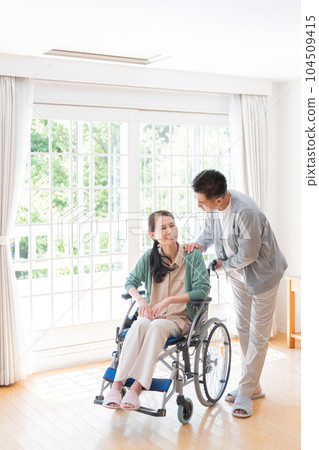 在家照顧妻子的丈夫（老人、老人、夫妻） 104509415