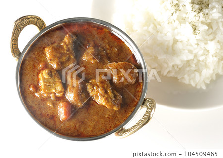 熱辣印度咖哩配雞肉和米飯 熱辣印度咖哩配雞肉和米飯 104509465