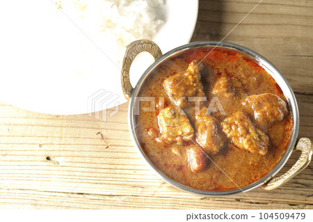 熱辣印度咖哩配雞肉和米飯 104509479