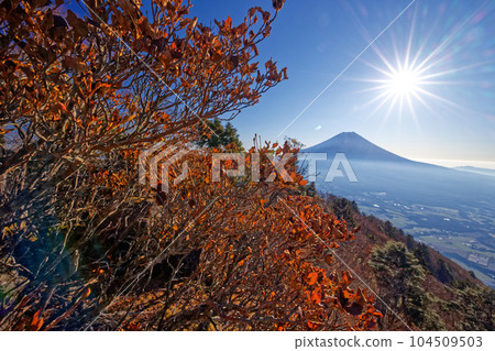 富士山和富士山山脊線的日出 104509503