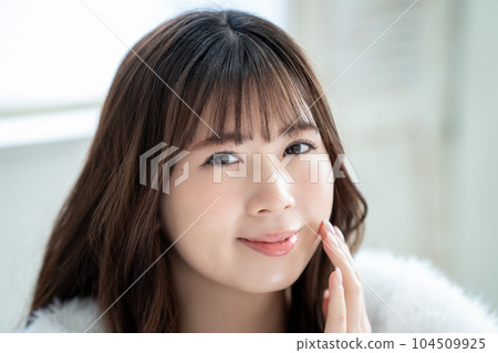 一位年輕女子感受到皮膚濕潤的特寫 104509925