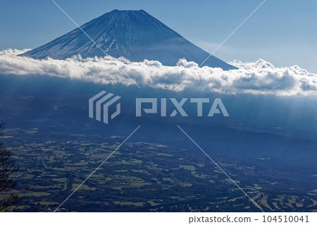 清晨的陽光下,從天嶽山和朝霧高原看到的富士山 清晨的陽光下,從天嶽山和朝霧高原看到的富士山 104510041