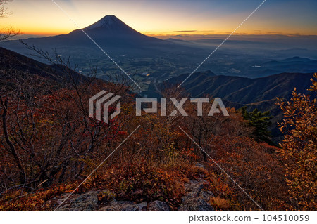 Mt.Fuji at dawn as seen from the Asagiri Plateau in autumn colors and the ridgeline of Mt. 104510059
