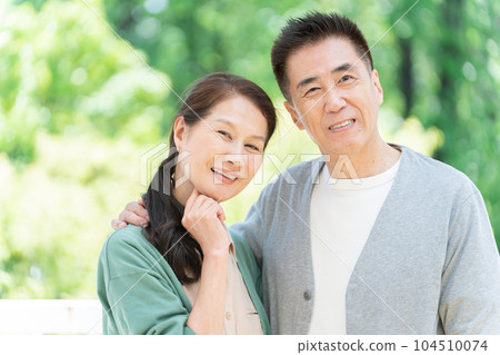 Senior couple thinking of fresh green Senior couple thinking of fresh green 104510074