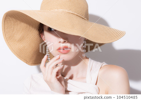 戴草帽的女人的美麗夏日肖像 104510485