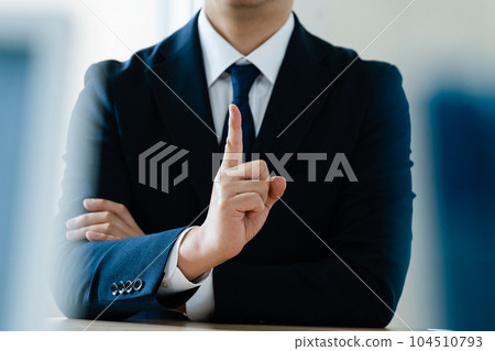 舉食指的商人 104510793