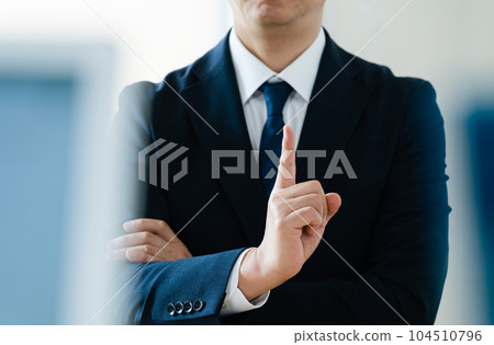 舉食指的商人 104510796