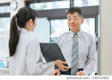 藥劑師/配藥員在藥房使用平板電腦(收據計算機/收據計算機)時進行說明 藥劑師/配藥員在藥房使用平板電腦(收據計算機/收據計算機)時進行說明 104510801