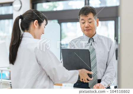 藥劑師/配藥員在藥房使用平板電腦(收據計算機/收據計算機)時進行說明 藥劑師/配藥員在藥房使用平板電腦(收據計算機/收據計算機)時進行說明 104510802