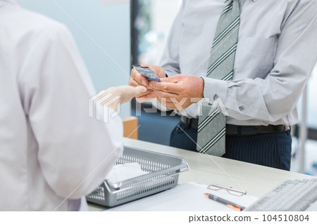 到藥店諮詢藥劑師/配藥師的中老年男性（用藥指導） 104510804